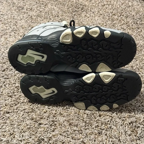 Nike Men’s Black and Gray Shoes - Picture 9 of 10